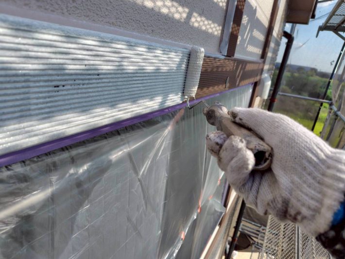 下塗り
細かいひび割れを埋め、密着性を良くするための作業です。簡単に説明するとボンドのような役割です。