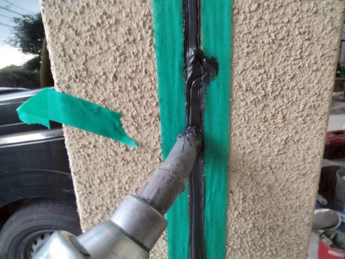 シーリング充填
空気が入らないように慎重にたっぷりと打ち込みます。
空気が入るとあとから膨張してシーリングが破裂します。