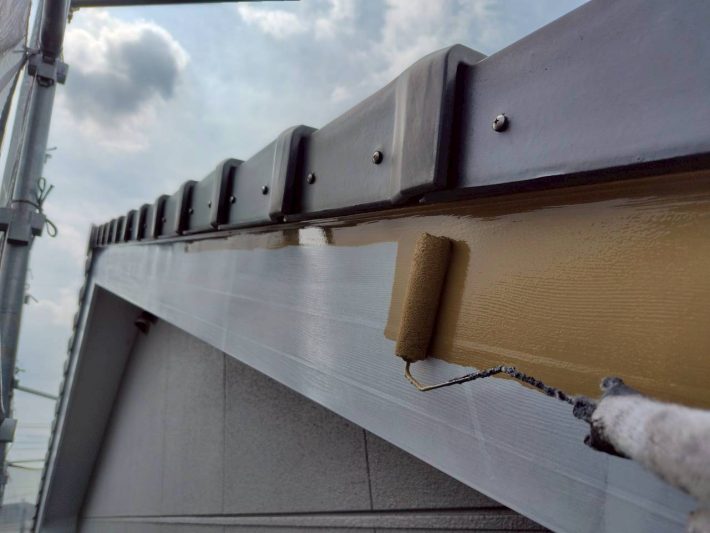 中塗り
上塗り材の補強や平滑な下地を作り、塗膜の厚みを確保します。