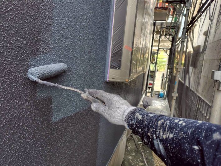 上塗り
塗り残しや、塗りムラを無くし
美観性と耐候性を高めます。