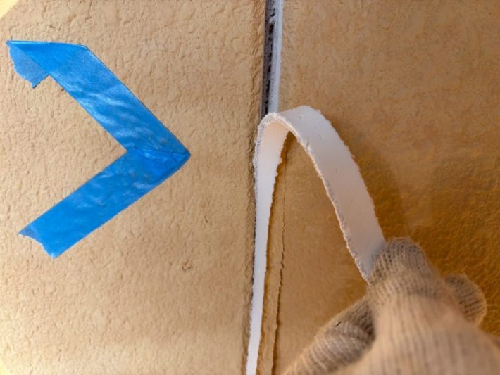 既存シーリング撤去中