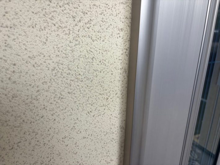 シーリング施工前
窓廻り部分は劣化が少なく動きも少ない為、既存シーリングの上からの打ち増しです。