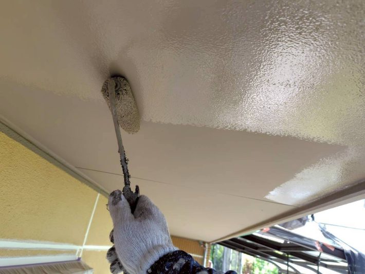 上塗り
塗り残しや、塗りムラを無くし美観性と耐候性を高めます。