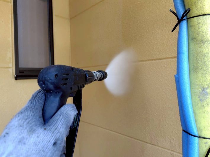 高圧洗浄
ホコリ・苔・カビ等、長年の汚れを120～150kgf/㎡の高圧洗浄機で洗い流します。
