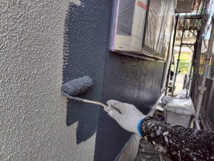 中塗り
上塗り材の補強や平滑な下地を作り、塗膜の厚みを確保します。