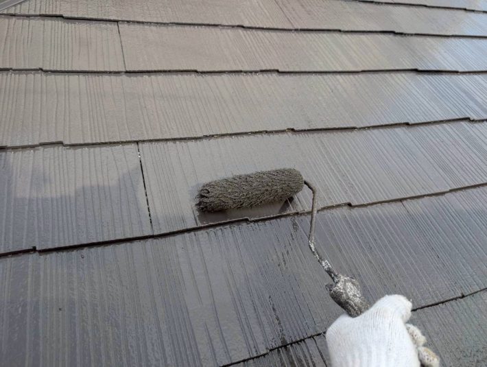 上塗り
塗り残しや、塗りムラを無くし美観性と耐候性を高めます。