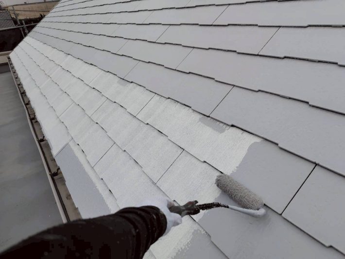 中塗り
上塗り材の補強や平滑な下地を作り、塗膜の厚みを確保します。