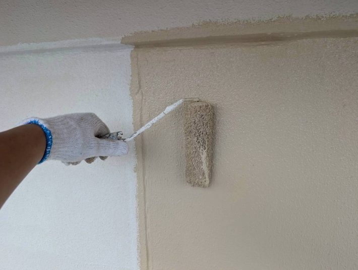 中塗り
上塗り材の補強や平滑な下地を作り、塗膜の厚みを確保します。