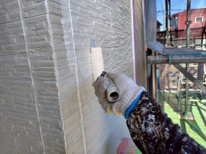 下塗り
細かいひび割れを埋め、密着性を良くするための作業です。簡単に説明するとボンドのような役割です。