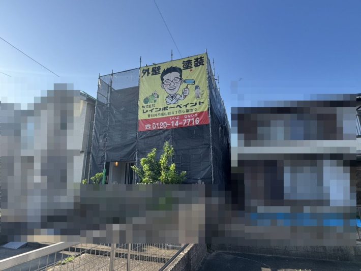 足場組立
安定した足元で塗装できるように足場をしっかり組み立てます。足場と一緒に、メッシュシートの取り付けも行います。これは、高圧洗浄の水や塗料が飛び散らないように保護するものです。