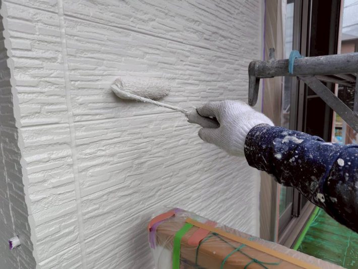 上塗り
塗り残しや、塗りムラを無くし
美観性と耐候性を高めます。