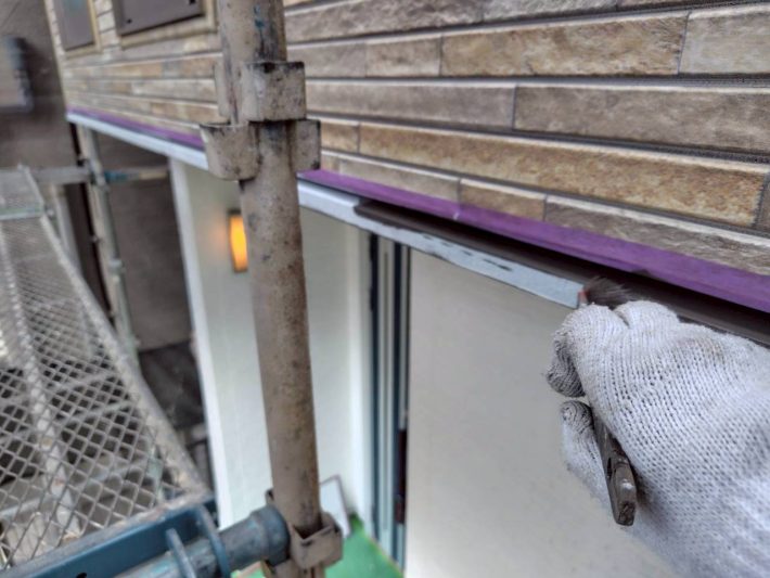 中塗り
上塗り材の補強や平滑な下地を作り、塗膜の厚みを確保します。