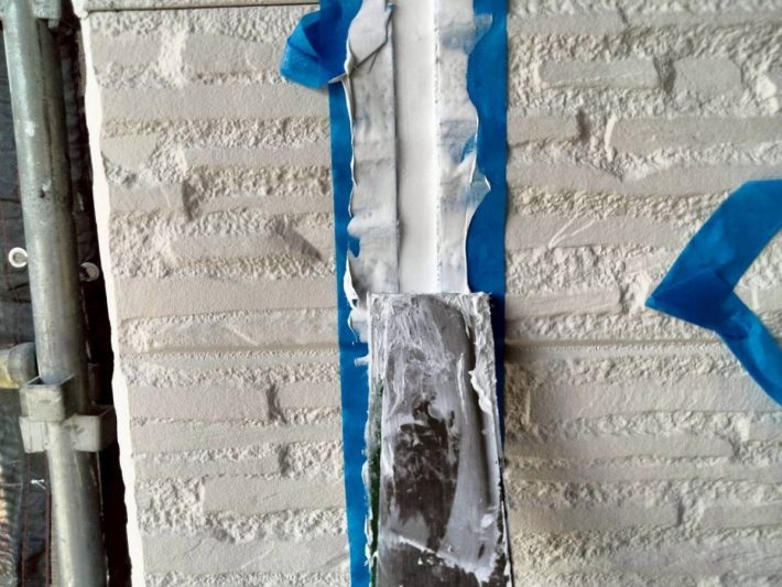 シーリング均し
規定量の厚み確を確保し綺麗に均します。
ただ均すだけでなく、内部に空洞ができないように最低1往復、押さえ込むようにします。