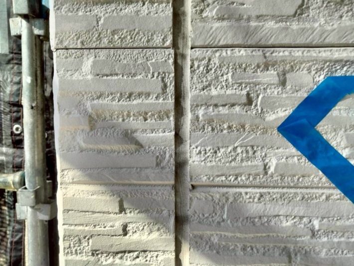 シーリング施工前
外壁目地部分、亀裂・断裂した既存シーリングを撤去し、打ち替えです。
