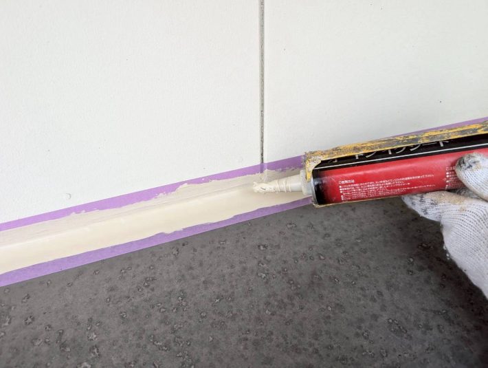 シーリング充填
空気が入らないように慎重にたっぷりと打ち込みます。
空気が入るとあとから膨張してシーリングが破裂します。