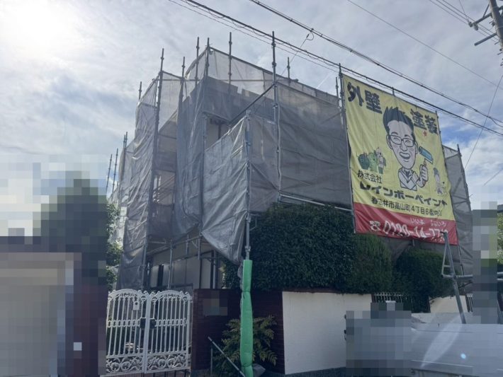 足場組立
安定した足元で塗装できるように足場をしっかり組み立てます。足場と一緒に、メッシュシートの取り付けも行います。これは、高圧洗浄の水や塗料が飛び散らないように保護するものです。