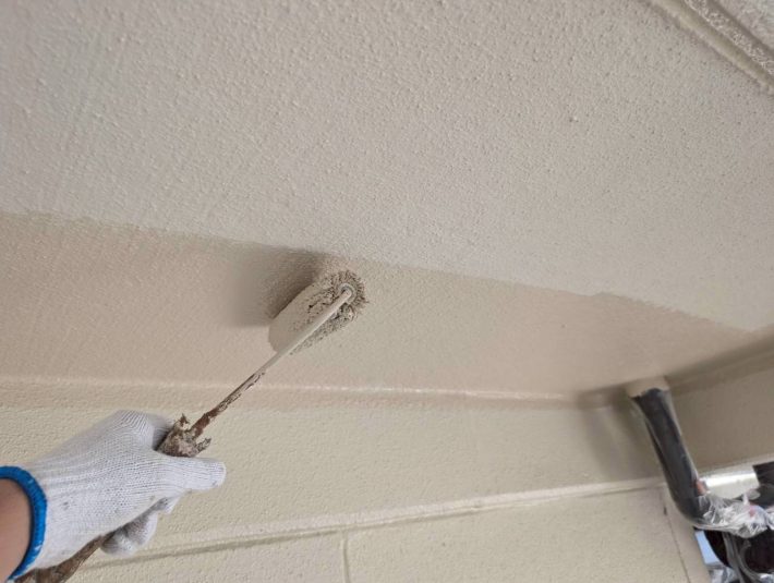 下塗り
上塗り材の補強や平滑な下地を作り、塗膜の厚みを確保します。