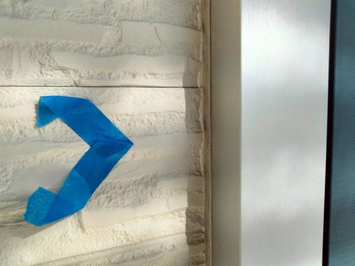 シーリング施工前
窓廻り部分は劣化が少なく動きも少ない為、既存シーリングの上からの打ち増しです。