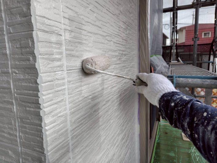 中塗り
上塗り材の補強や平滑な下地を作り、塗膜の厚みを確保します。