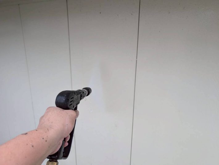 高圧洗浄
ホコリ・苔・カビ等、長年の汚れを120~150kgf/㎡の高圧洗浄機で洗い流します。