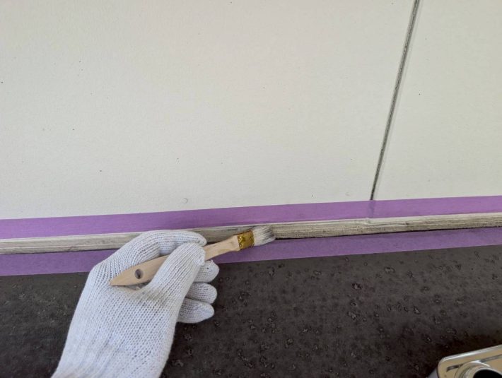 プライマー
シーリングの密着性を良くする為の作業です。この作業を怠ると、すぐに剥がれてしまう事があります。