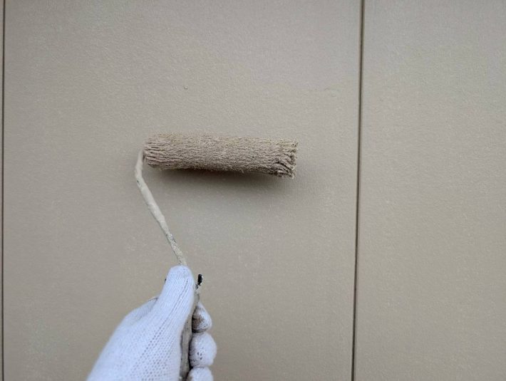 上塗り
塗り残しや、塗りムラを無くし
美観性と耐候性を高めます。