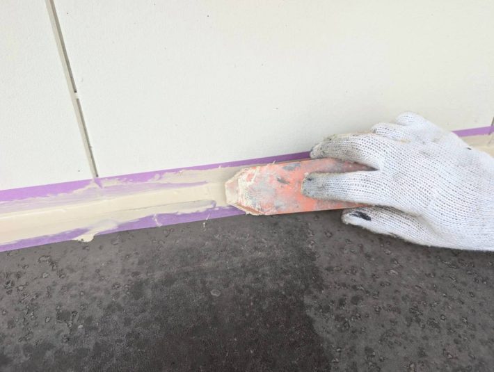 シーリング均し
規定量の厚み確を確保し綺麗に均します。
ただ均すだけでなく、内部に空洞ができないように最低1往復、押さえ込むようにします。