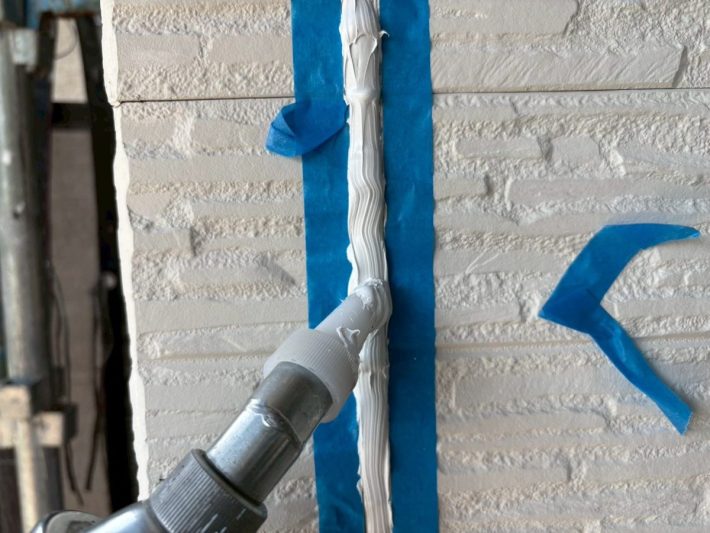 シーリング充填
空気が入らないように慎重にたっぷりと打ち込みます。
空気が入るとあとから膨張してシーリングが破裂します。