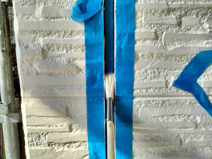 プライマー
シーリングの密着性を良くする為の作業です。この作業を怠ると、すぐに剥がれてしまう事があります。