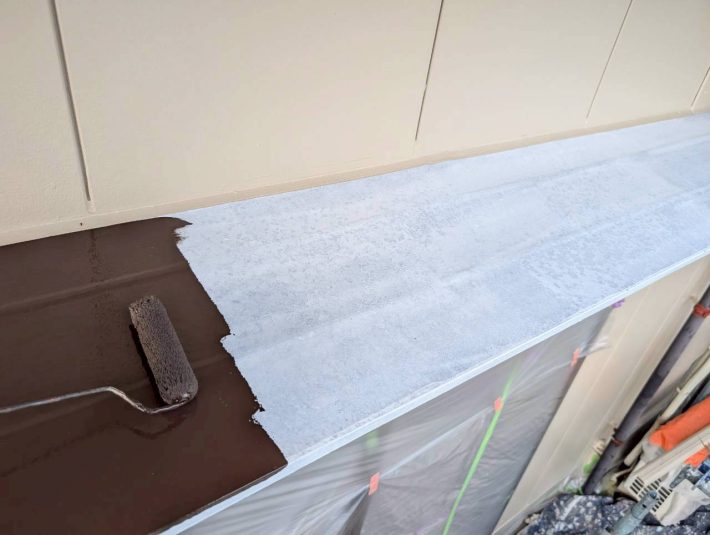 中塗り
上塗り材の補強や平滑な下地を作り、塗膜の厚みを確保します。