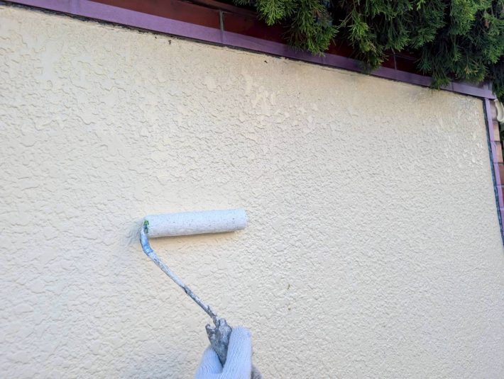 下塗り
細かいひび割れを埋め、密着性を良くするための作業です。簡単に説明するとボンドのような役割です。