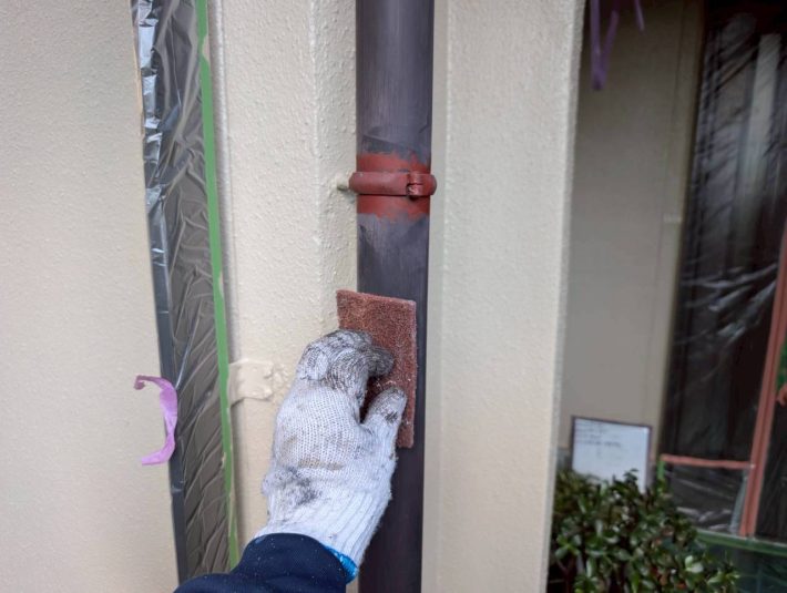 ケレン
汚れや錆を落としたり、表面に凹凸をつけることによって、接触面積を大きくし密着性をよくします。