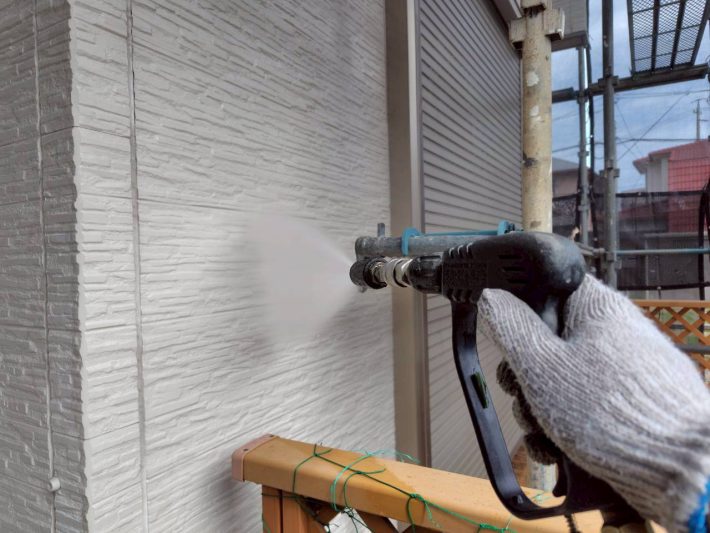 高圧洗浄
ホコリ・苔・カビ等、長年の汚れを120～150kgf/㎡の高圧洗浄機で洗い流します。
