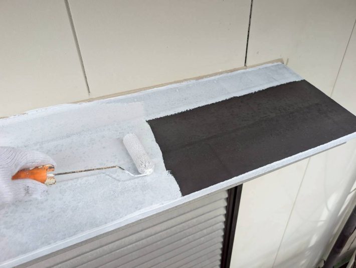 塩ビ鋼板下塗り
塗膜汚染の原因となる塩ビ鋼板に含まれる可塑剤の塗膜表面への移行を抑制する機能がある、塩ビ鋼板専用プライマーを塗ります。