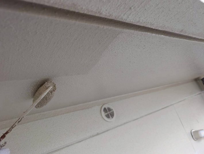 上塗り
塗り残しや、塗りムラを無くし美観性と耐候性を高めます。