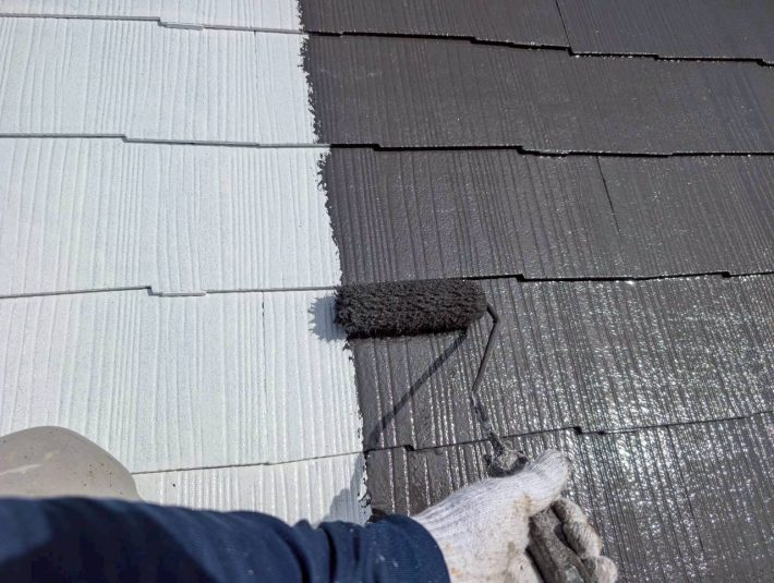 中塗り
上塗り材の補強や平滑な下地を作り、塗膜の厚みを確保します。