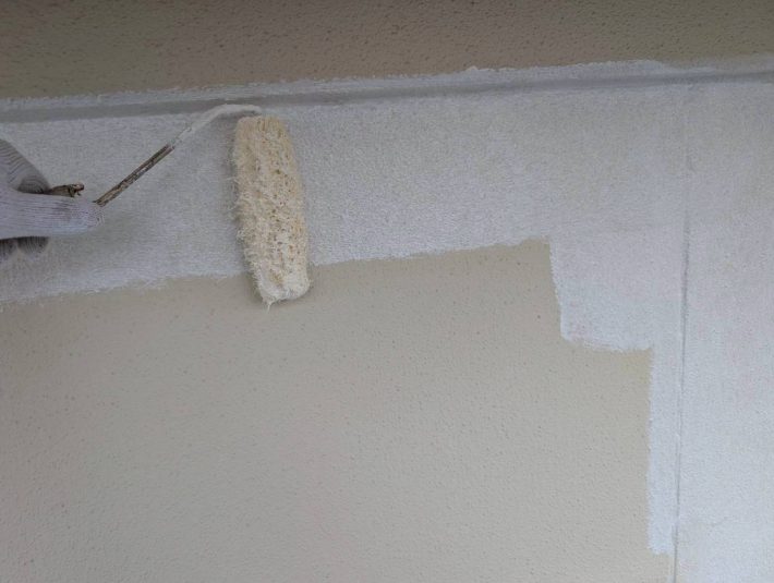 下塗り
細かいひび割れを埋め、密着性を良くするための作業です。簡単に説明するとボンドのような役割です。