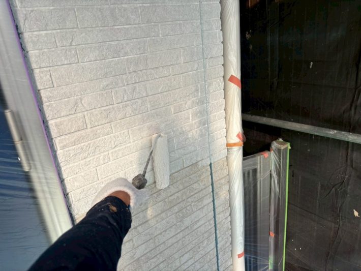 下塗り
細かいひび割れを埋め、密着性を良くするための作業です。簡単に説明するとボンドのような役割です。