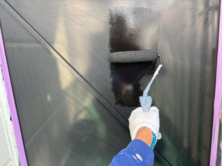 下塗り
細かいひび割れを埋め、密着性を良くするための作業です。簡単に説明するとボンドのような役割です。