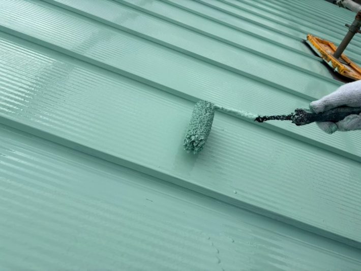 上塗り
塗り残しや、塗りムラを無くし美観性と耐候性を高めます。