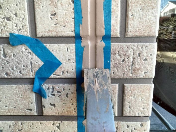 シーリング均し
規定量の厚み確を確保し綺麗に均します。
ただ均すだけでなく、内部に空洞ができないように最低1往復、押さえ込むようにします。