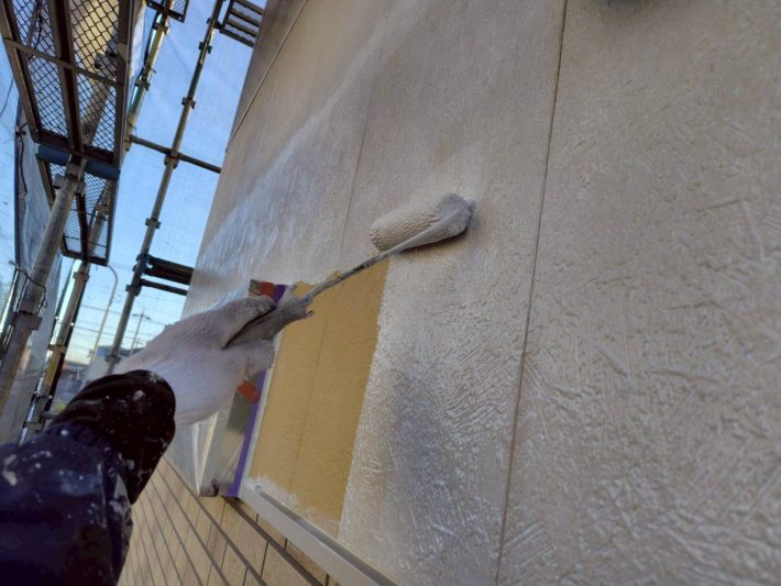 下塗り
細かいひび割れを埋め、密着性を良くするための作業です。簡単に説明するとボンドのような役割です。