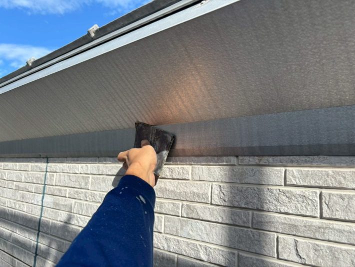 ケレン
汚れや錆を落としたり、表面に凹凸をつけることによって、接触面積を大きくし密着性をよくします。