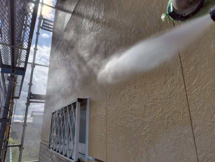 高圧洗浄
ホコリ・苔・カビ等、長年の汚れを120～150kgf/㎡の高圧洗浄機で洗い流します。
