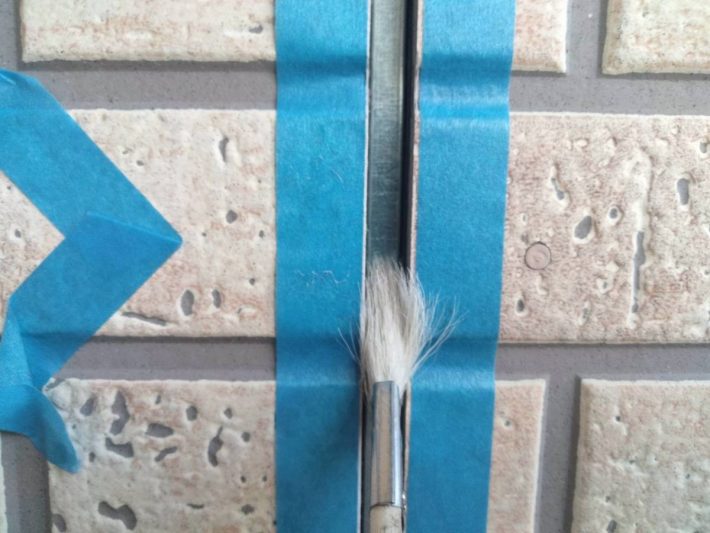 プライマー
シーリングの密着性を良くする為の作業です。この作業を怠ると、すぐに剥がれてしまう事があります。