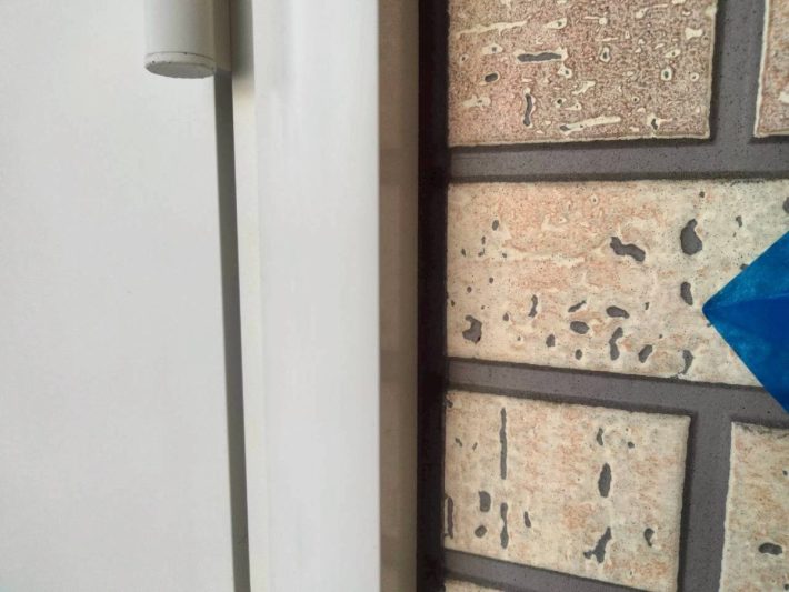 シーリング施工前
窓廻り部分は劣化が少なく動きも少ない為、既存シーリングの上からの打ち増しです。