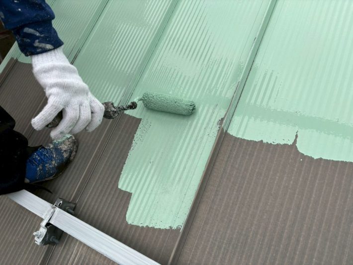 下塗り
上塗り材の補強や平滑な下地を作り、塗膜の厚みを確保します。