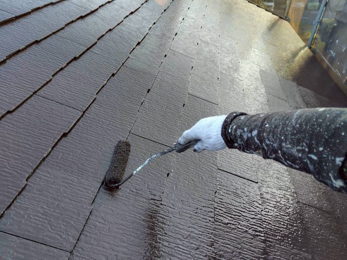 上塗り
塗り残しや、塗りムラを無くし美観性と耐候性を高めます。