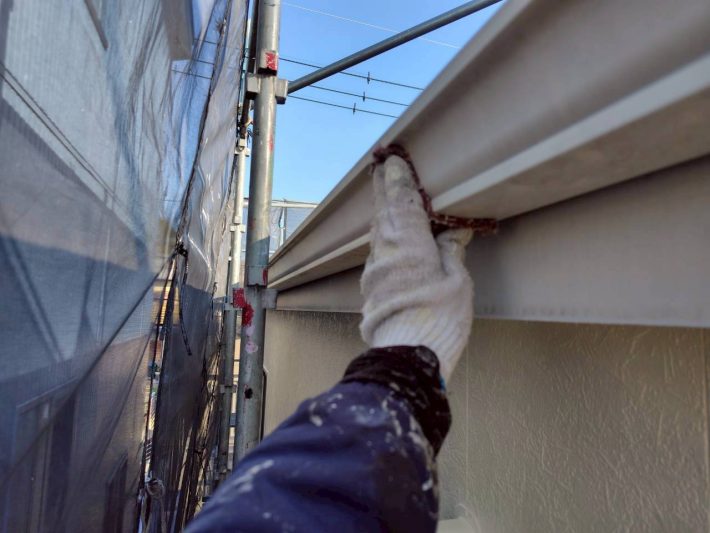 ケレン
汚れや錆を落としたり、表面に凹凸をつけることによって、接触面積を大きくし密着性をよくします。