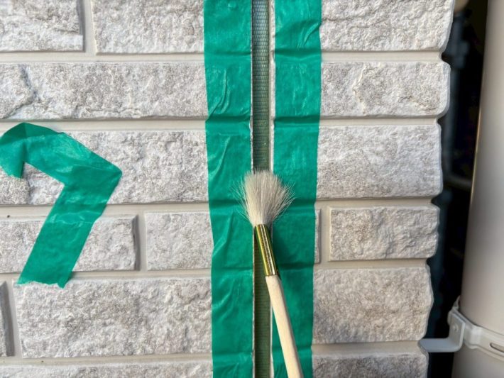 プライマー
シーリングの密着性を良くする為の作業です。この作業を怠ると、すぐに剥がれてしまう事があります。